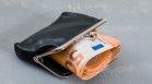 Осмокласнички от Враца върнаха портмоне с 1000 евро на болна жена