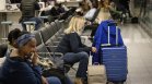 Отменят още полети заради глобалния IT срив, пътници се чекират ръчно