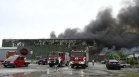 Пожарът в София: Продължава борбата с огъня в халета за пластмаса