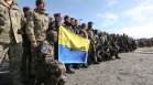 Хиляди украинци искат да сменят затворническата униформа с военна
