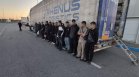 Български и румънски гранични полицаи хванаха 14 мигранти в камион