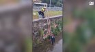 Щастлив край: Спасиха кученце от буйните води при Лъвов мост (+ВИДЕО)