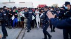 Испанската полицията извежда с гумени куршуми и палки мигрантите от плажовете на Сеута