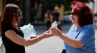 Раздават безплатна минерална вода заради жегите в София (СНИМКИ)