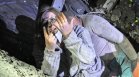 Спасители изваждат хора изпод руините в Запорожие след руски въздушен удар (СНИМКИ)