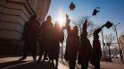 Добра новина за студентите: Обсъждат намаление на таксите за платено обучение