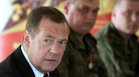 Медведев: Време е некадърниците Макрон и Шолц да се пенсионират