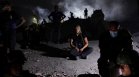 Деца под руините: Семейства копаят с голи ръце във Венецуела, липсват и линейки