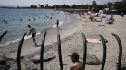 Гръцките плажове са безплатни, дронове следят дали чадърите са на 4 м разстояние