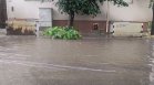 Буря с проливен дъжд и градушка наводни улици в Благоевград (+ВИДЕО)