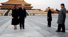 Как Мелания Тръмп превърна визитата си в Китай в моден момент, за който се говори
