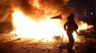 Франция на ръба: Горящи велосипеди и ожесточени сблъсъци в сърцето на Париж (СНИМКИ)