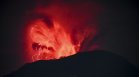 Вулканът в Индонезия изригна три пъти за няколко часа