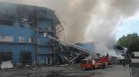 Пожарникари и спасители се борят с последствията от руски удар в Днипро (СНИМКА)