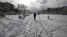 Силният вятър и денонощните снеговалежи оставиха над 25 хил. сърби без ток