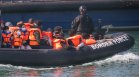 Италианските власти вадят трупове от лодка с мигранти, сред тях и бременна жена
