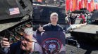 Хиляди руснаци си правят селфи с пленена в Украйна бойна техника, "хит" са Abrams-ите