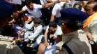 Стъпкаха до смърт най-малко 87 души на религиозно събитие в Индия