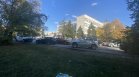 Тротоарите пред 145 ОУ в София се използват за паркинг 