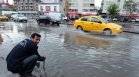 Проливен дъжд блокира Анкара, властите отправиха предупреждения