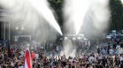Водни оръдия срещу жегата на техно парада в Берлин (СНИМКИ)