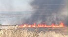 Горят сухи треви и стърнища зад голям търговски обект в Стара Загора