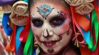 Мексико Сити се обагри в цветове за парада за Деня на мъртвите (СНИМКИ)