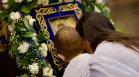 Четвърти ден миряни се редят на опашка пред Хавайската икона на Богородица в София