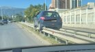 Шофьор преодоля гравитацията и "паркира" върху мантинели в София