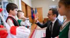 Васил Терзиев подарява мартеници на деца и ученици