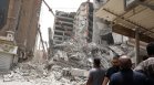 Четирима загинаха при срутване на сграда в Иран, 80 са затрупани под развалините
