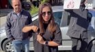 Иранка отряза косата си в знак на протест пред посолството на страната в България