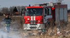 Опасност от взрив! Пожар гори на метри от бензиностанция в Харманли