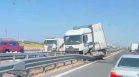 ТИР се удари в мантинелата на АМ "Тракия", движението е затруднено