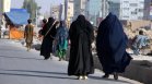 Арести и принудителни бракове: Афганистанките без право да пазаруват сами и да се лекуват без мъж придружител