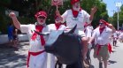 Стотици двойници на Хемингуей дефилираха с дървени бикове във Флорида