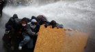 Водни оръдия, сълзотворен газ и сблъсъци: До 800 000 души "заляха" улиците на Франция