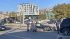 Кола прелетя покрай чакащи хора на спирка в столицата и се заби в мантинела (+ВИДЕО)