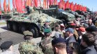 Хиляди се редят на опашки в Русия да видят "пленена" бойна техника от Украйна (СНИМКИ)