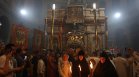 Благодатният огън слезе в църквата в Ерусалим, хиляди го посрещнаха