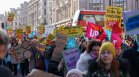 Невиждани от десетилетия стачки заливат и блокират Великобритания