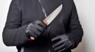 Син гони майка си с кухненски нож в блок и я намушка
