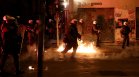 Безредици в Гърция: Протестиращи замеряха полицията с коктейли Молотов и палеха гуми