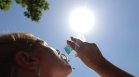 Вода в най-горещите часове раздават от БЧК в София