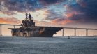 Съветска атомна подводница се врязва в самолетоносач на САЩ и "подарява" секретен трофей на американците