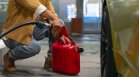Десетки шофьори в Неапол се нагълтаха с гориво заради дефицит по бензиностанциите
