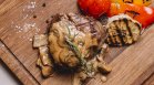 Рецепта за сочни свински пържоли с гъби и топено сирене