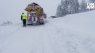 Снежни виелици оставиха хиляди без ток, шофьори на снегорини: След 2 мин. все едно не сме минали