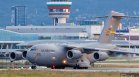 Огромен американски военен самолет кацна на летището в София