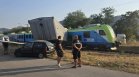 Влак с пътници се сблъска с камион на прелез край Враца